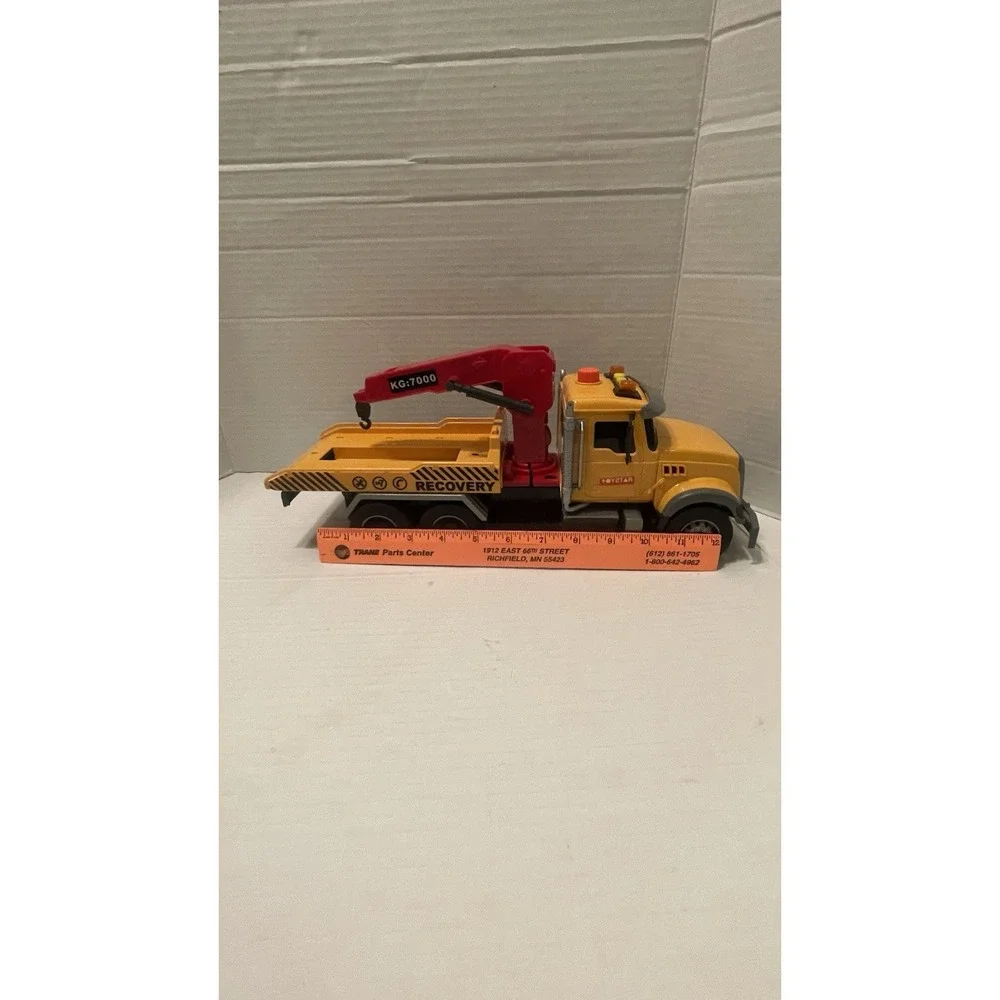 Toystar Big Tow Truck Toy Roll Back. Bed Does Go Back And Down On Ground See Pic